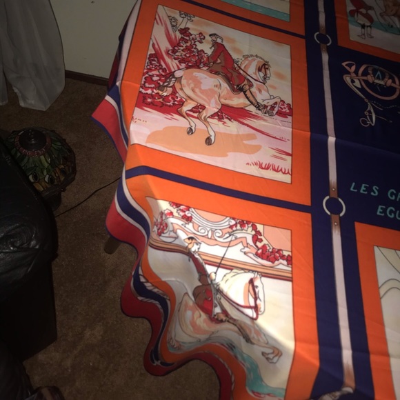 WONDERFUL-NEW 100% SILK SHAWL/SCARF- HORSES - Picture 4 of 5